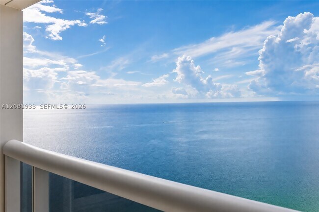 Foto del edificio - 15811 Collins Ave