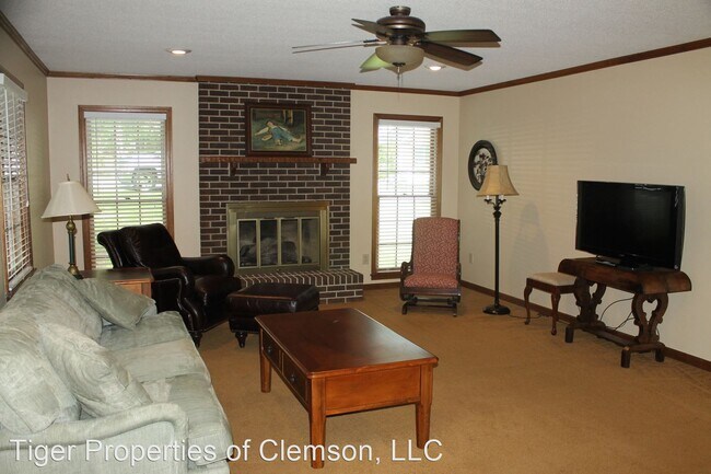 Building Photo - 3 br, 2.5 bath House - 532 Squire Circle