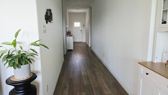Foto del edificio - 3321 Kingsdown Dr