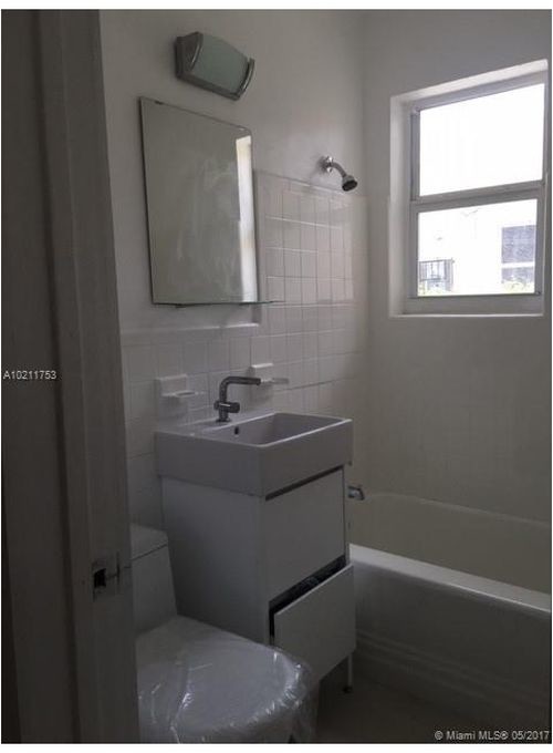 Building Photo - 7035 NE 4th Ct