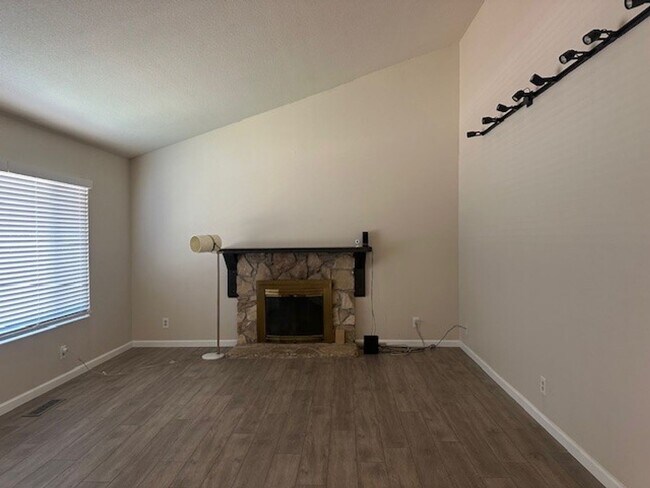 Foto del edificio - Beautifully Remodeled 2-Story Home in Exce...