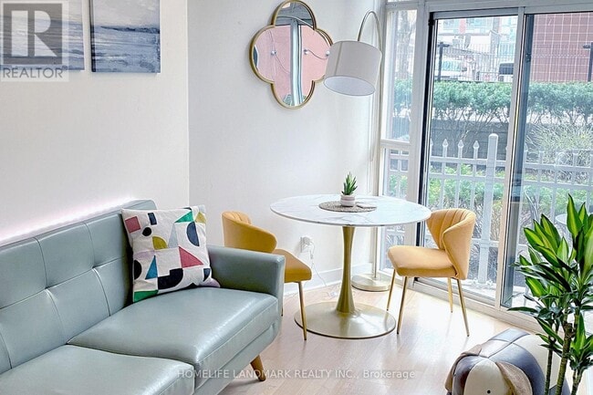Building Photo - 255 Richmond St E