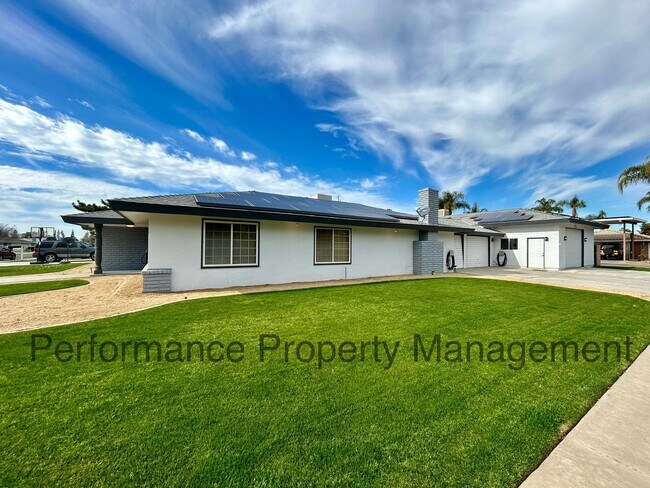 Building Photo - Beautifully Remodeled 4 Bed/2 Bath Home in...