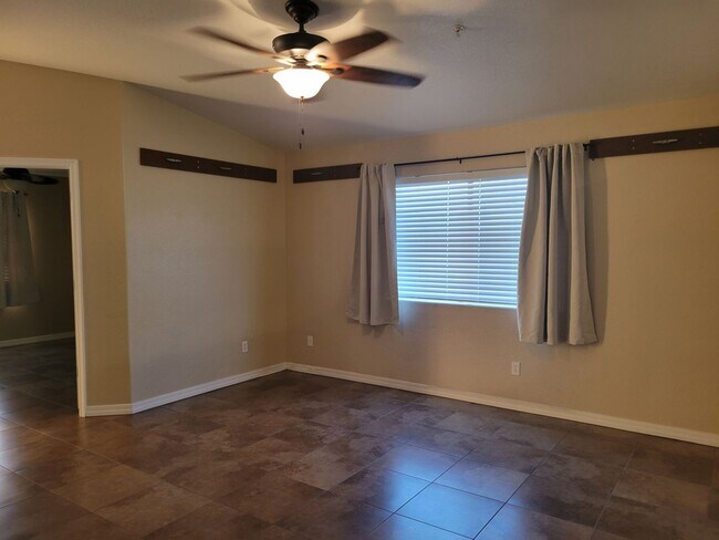 Building Photo - 440 Hummingbird Dr