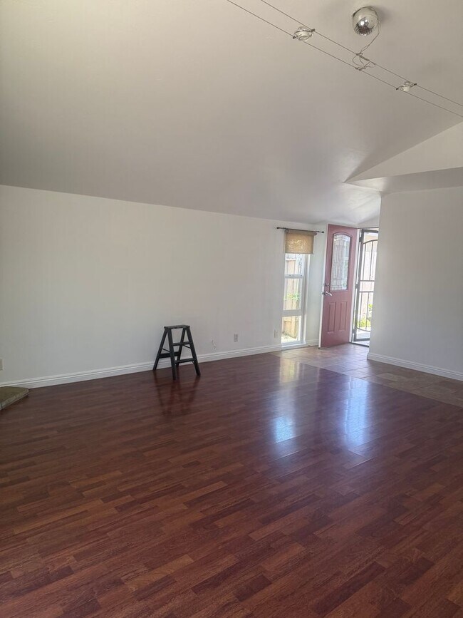 Foto del edificio - Price Reduction 3 Br 2 ba - close to CSUSM...