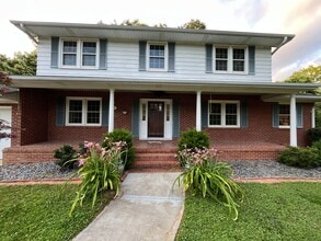 Building Photo - 5 Ivanhoe Cir