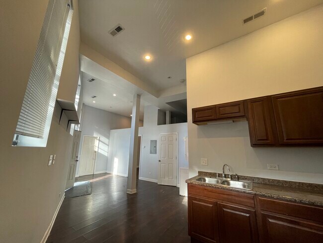 Foto del edificio - 2065 W Coulter St