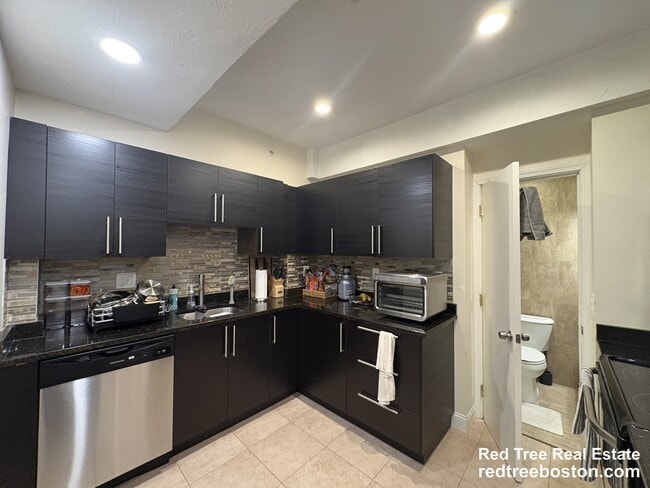 Building Photo - 1203 Beacon St