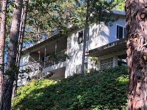 Building Photo - 216 W Oak St