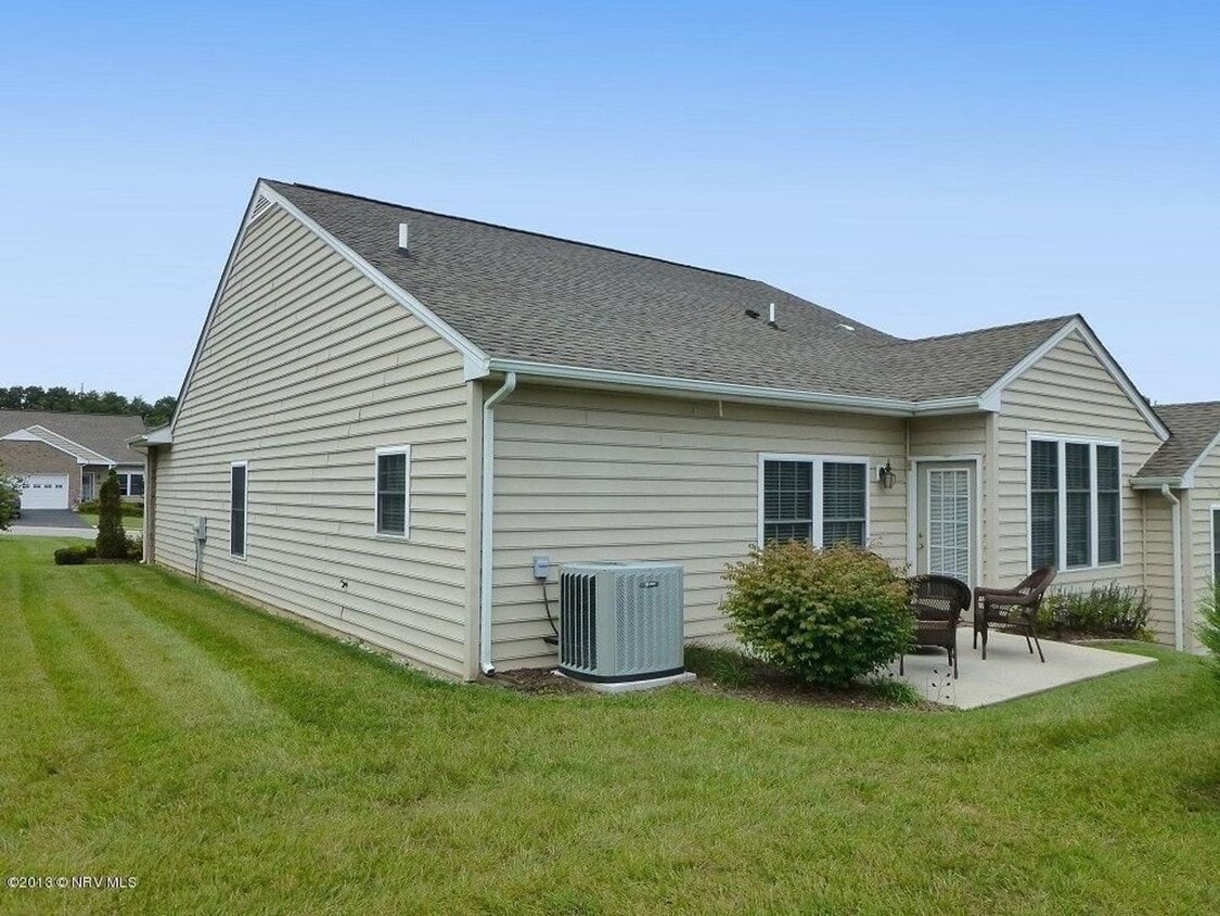 2 Bedroom 2 Bath Townhouse - 2 Bedroom 2 Bath Townhouse