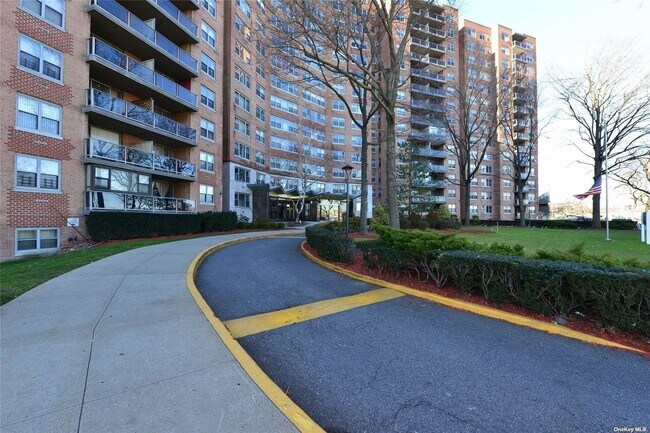 Foto del edificio - 61-20 Grand Central Pkwy