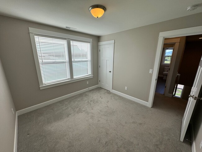 Building Photo - Spacious Home Tucked Away In SW Corvallis