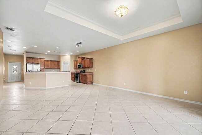 Sala de estar y cocina - 627 SW 47th Ter