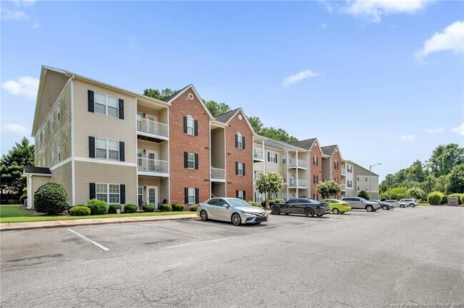 Foto del edificio - 625 Marshtree Ln