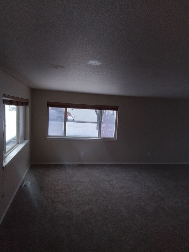 Building Photo - 4 bedroom: Super Clean with new carpet and...