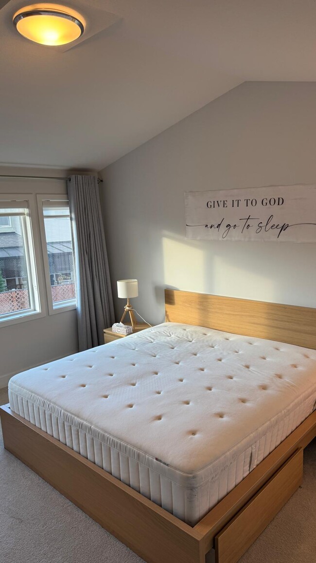 Building Photo - 16473 103 Av