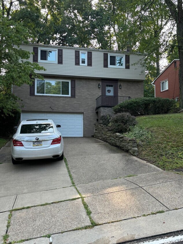 Foto principal - 4 Bedroom Home in Mt. Lebanon!