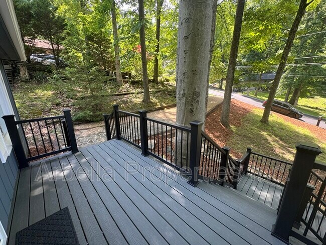 Building Photo - 1029 Surmont Ct
