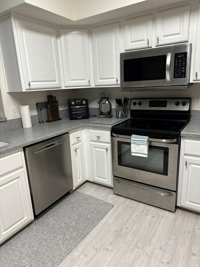 Building Photo - 100 Hebride Ct