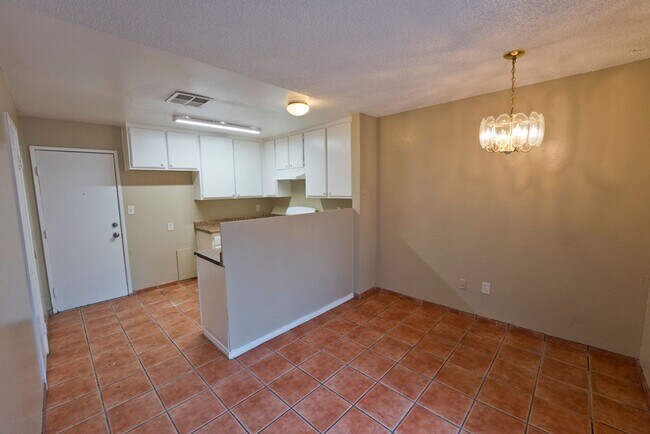 Foto del edificio - SW- condo 2bed-1 bath attached 1 car garage