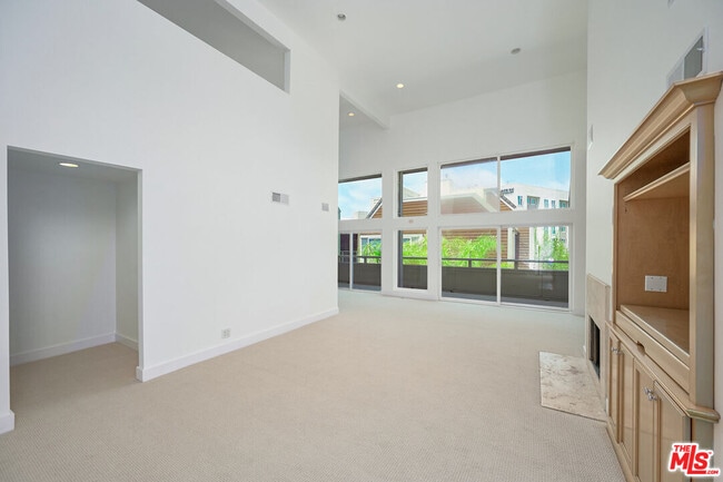 Building Photo - 4250 Vía Dolce