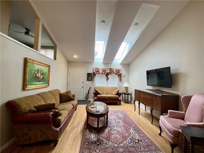 Foto del edificio - 9 Shadow Brook Ln