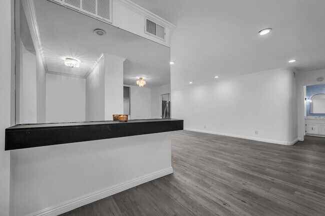 Building Photo - 1250 S Beverly Glen Blvd