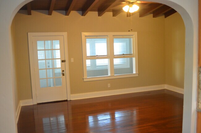 Mirando la habitación de FL - 1642 Van Buren St