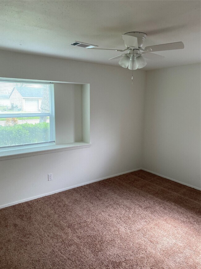 Foto del edificio - 5623 Maywood Dr