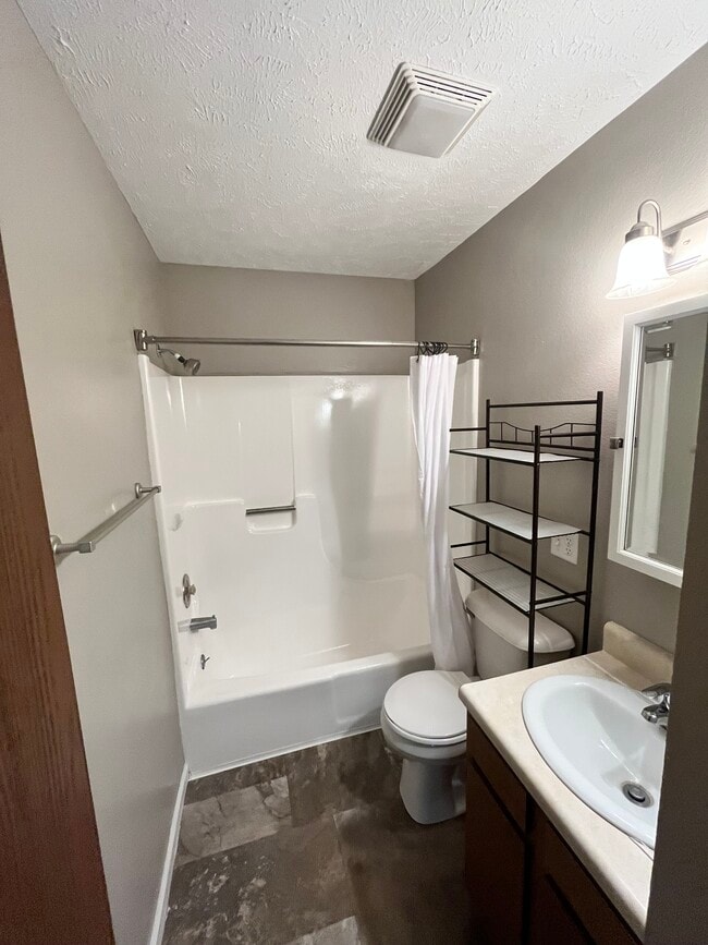 Main Bathroom - 4414 Solar Pl