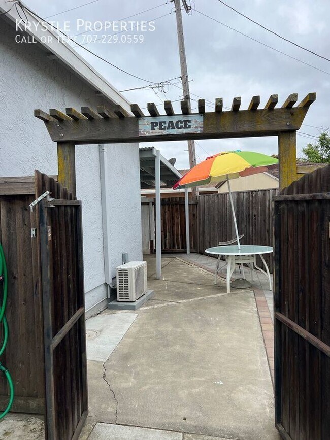 Building Photo - Darling, studio apt with private courtyard...