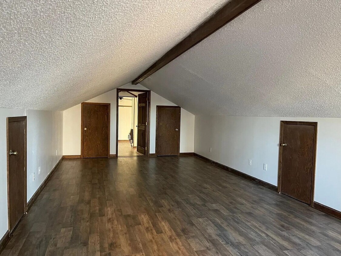 Foto principal - Upstairs Apartment with private entrance!