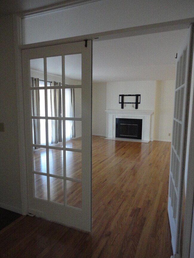 Building Photo - 3BR/3BA Dixie House!  Fabulous Kitchen!  R...