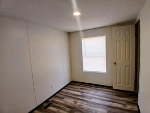 Building Photo - 715 Windwood Dr