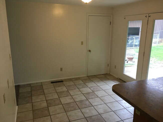 Building Photo - 474 Holiday Dr