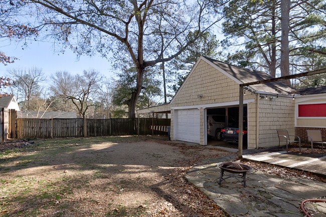 Building Photo - 132 Pinehaven Dr