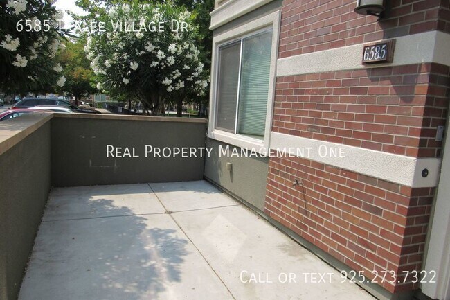 Foto del edificio - Gorgeous 4 Bed, 3.5 Bath End Unit Townhome...