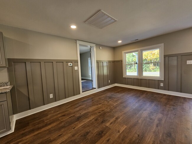 Building Photo - 2113 Delview Rd