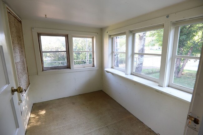 Building Photo - 1 bed 1 bath home along the river