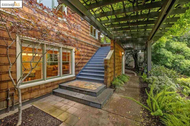 Building Photo - 120 Dracena Ave