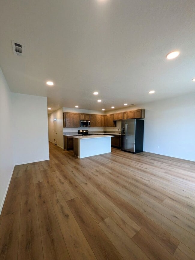 Building Photo - New Townhome for Rent in Southridge Area