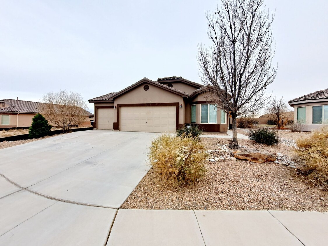 Primary Photo - 3 bed 2 bath home in Huning Ranch. Great Y...