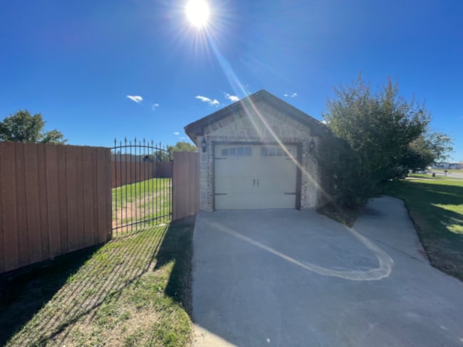 Building Photo - 604 Hilltop Dr