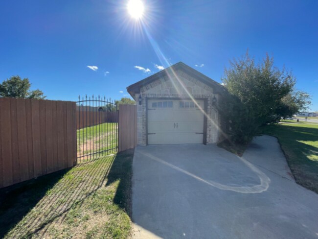 Foto del edificio - 604 Hilltop Dr