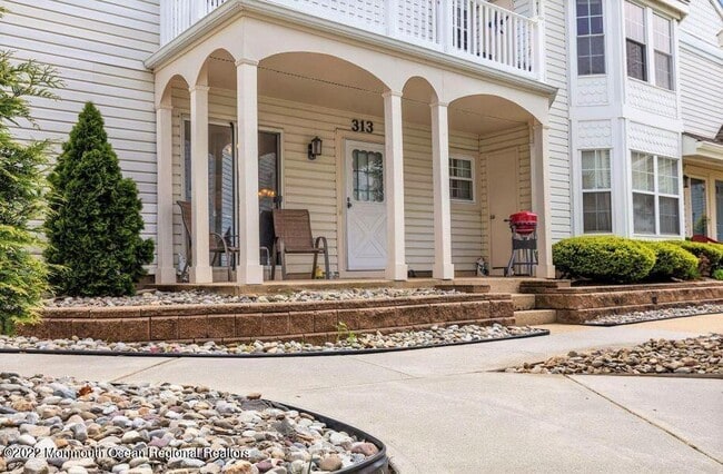 Building Photo - 313 Tulip Ln