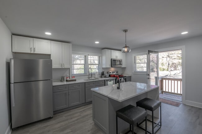 Building Photo - 633 Morreene Rd