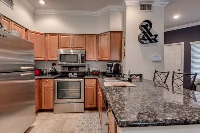 Building Photo - STUNNING UPDATED 1 BED / 1 BATH BILTMORE A...