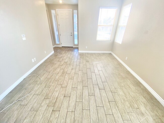 Building Photo - ADORABLE 4 BEDROOM 2.5 BATHROOM 2 STORY HO...