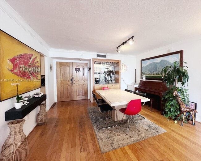 Building Photo - 1420 Brickell Bay Dr