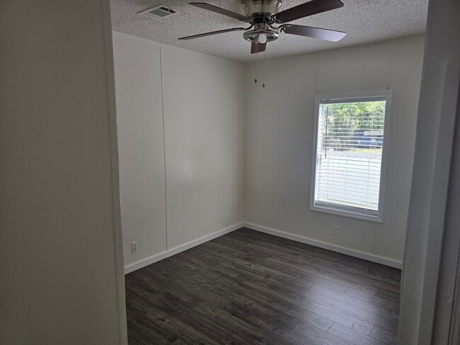 Foto del edificio - 239 Thompson Cir